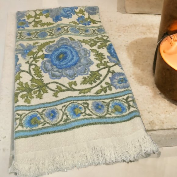 Vintage 1980s Cream Blue Green Floral Towel by Caldwell 40 x 24 in - Picture 2 of 9